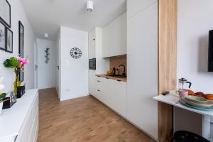 Kuchyňa alebo kuchynka v ubytovaní Śliska 3 - studio - 100m od Złotych Tarasów oraz 200m od Dworca Centralnego, piękny widok na panoramę Warszawy - Wifi - Smart TV 55 cali - Better Rental