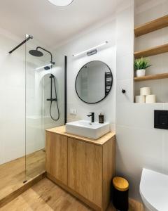 a bathroom with a sink and a mirror at Śliska 3 - studio - 100m od Złotych Tarasów oraz 200m od Dworca Centralnego, piękny widok na panoramę Warszawy - Wifi - Smart TV 55 cali - Better Rental in Warsaw