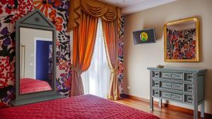 una camera da letto con un grande specchio e un comò di Chez Nous L'Aquila Casa vacanze a L'Aquila