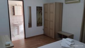 een badkamer met een bed, een wastafel en een spiegel bij B&B Troisi in Racalmuto