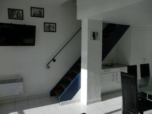 カンヌにあるLe Panoramer Sea Viewのテーブルとテレビ付きの客室内の階段