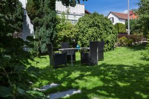 a garden with a table and chairs in the grass at Apartment Falkenstein in Königstein im Taunus +12 photos