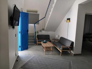uma sala de estar com duas cadeiras e uma porta azul em The Blue Gate em Mascate