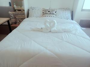 Säng eller sängar i ett rum på The persimmon condo