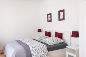 陶努斯山區柯尼希施泰因的住宿－Apartment Falkenstein，一间卧室配有一张床和两个枕头