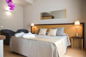 1 dormitorio con 1 cama grande y toallas. en Hotel San Martino, en Darfo Boario Terme