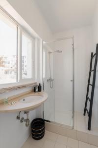 een badkamer met een wastafel en een douche bij Casa Boma Lisboa - Lighting Apartment with Private Balcony - Campolide I in Lissabon