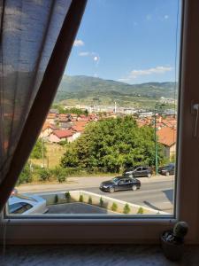 ein Fenster mit Straßenblick in der Unterkunft Sleep and drive premium in Sarajevo