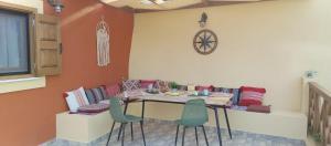 jadalnia ze stołem i krzesłami w obiekcie Stavlos Country House w mieście Arkasa