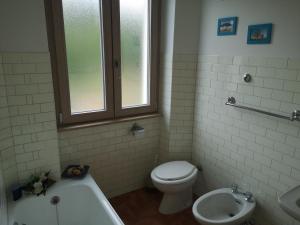 ein Badezimmer mit einem WC, einer Badewanne und einem Waschbecken in der Unterkunft Villa Florida in Fiuggi