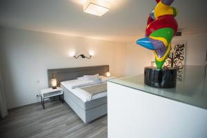 Ein Bett oder Betten in einem Zimmer der Unterkunft Hotel in Herrenhausen