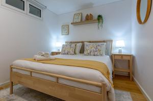 1 dormitorio con 1 cama grande y 2 mesitas de noche en Casa de Sao Tiago 1, en Funchal