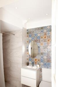 利馬索爾的住宿－MeMeraki Artist Residency，一间带水槽和镜子的浴室