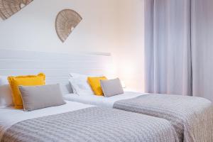 duas camas sentadas uma ao lado da outra num quarto em My Place in Funchal by Madeira Sun Travel no Funchal
