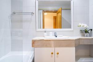 Ένα μπάνιο στο My Place in Funchal by Homie