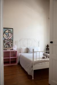 利馬索爾的住宿－MeMeraki Artist Residency，卧室配有白色床架