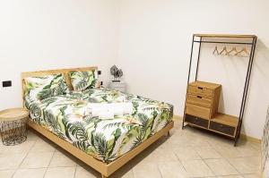 una camera con letto e cassettiera di A Casa Di Lina a Pellezzano