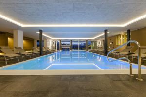 Swimming pool sa o malapit sa Family Home Alpenhof