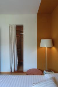 una camera con letto, lampada e finestra di Casa Matisse a Trento