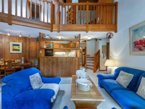 ein Wohnzimmer mit einem blauen Sofa und einem Tisch in der Unterkunft Appartement Val-d'Isère, 3 pièces, 7 personnes - FR-1-567-24 in Val dʼIsère