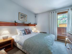 - une chambre avec un grand lit et une fenêtre dans l'établissement Appartement Val-d'Isère, 3 pièces, 7 personnes - FR-1-567-24, à Val dʼIsère