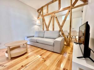 uma sala de estar com um sofá e uma mesa em Portugália Apartments em Lisboa