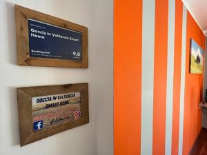 Deux panneaux sur le mur d'une pièce dans l'établissement Goccia in Valdorcia Smart Home, à San Quirico dʼOrcia