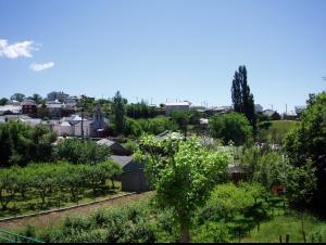 vistas a una ciudad con árboles y casas en Casa rural **** El Barreiro. Ideal para familias., en Sorbeda