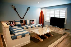 a living room with a couch and a tv at Crab Manor Hotel in Thirsk