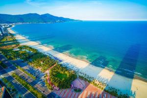 eine Luftansicht auf einen Strand und das Meer in der Unterkunft Golden Star Hotel & Apartment by THG in Đà Nẵng