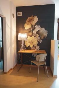 una scrivania con lampada e sedia in camera di Casa Matisse a Trento