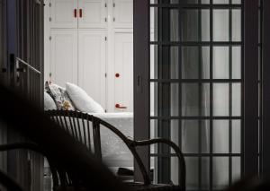 une chaise dans une chambre avec fenêtre dans l'établissement Ático con terraza Centro Ciudad, à El Puerto de Santa María