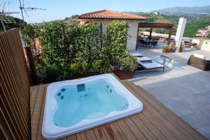科森扎的住宿－Dimora de Matera Luxury Suites，甲板上的一个按摩浴缸