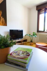 un libro seduto sopra un tavolo di Casa Matisse a Trento