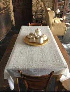 una mesa con un set de té encima en Casa rural **** El Barreiro. Ideal para familias. en Sorbeda