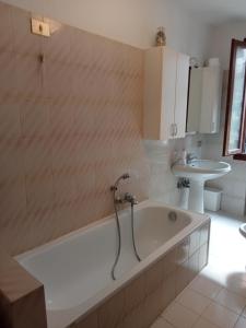 uma casa de banho com uma banheira e um lavatório em Two Steps from Rialto em Veneza