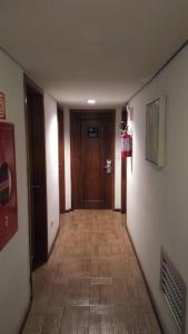 a hallway with a door and a tile floor at Hotel Elo Curitiba in Curitiba