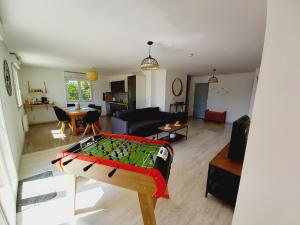 uma sala de estar com uma mesa com um tabuleiro de xadrez em Appt spacieux et lumineux pour 6 pers em Giffaumont