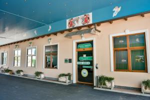 fasada budynku z drzwiami w obiekcie Hotel Kralj w mieście Donji Kraljevec