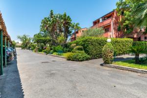 pusta ulica przed budynkiem w obiekcie Naxos Seaside Apartment with Gardens, Parking and Swimming Pool w mieście Giardini Naxos