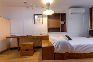 - une chambre avec un bureau et un lit dans l'établissement Hotel le Corbusier, à Marseille