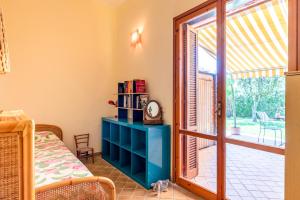 sypialnia z drzwiami otwierającymi się na patio w obiekcie Naxos Seaside Apartment with Gardens, Parking and Swimming Pool w mieście Giardini Naxos