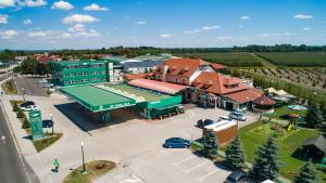widok z góry na budynek z parkingiem w obiekcie Hotel Kralj w mieście Donji Kraljevec