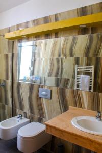een badkamer met een wastafel en een toilet bij Shkreli Resort Qafeshtame in Krujë