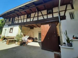 uma garagem com uma grande porta de madeira numa casa em Studio tout confort 2 personnes au coeur de l'Alsace em Wolxheim