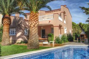 una casa con palmeras y piscina en ARENDA Pino Alto Villa Napoleon, en Miami Platja