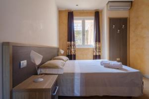 - une chambre avec un lit, un bureau et une fenêtre dans l'établissement Casa Il Fico D'india, à Copertino