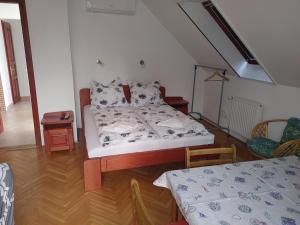 En eller flere senge i et værelse på Tánczos Vendégház