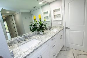 ウェスレイ・チャペルにあるNewly Listed! 20 Percent Off! Golf and Tennis Community - Lavish Livingの洗面台が2つと大きな鏡があるバスルーム +42枚の写真