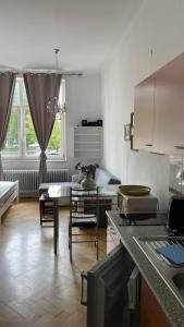 cocina con mesa y sala de estar en Apartments Katrca Ljubljana, en Liubliana